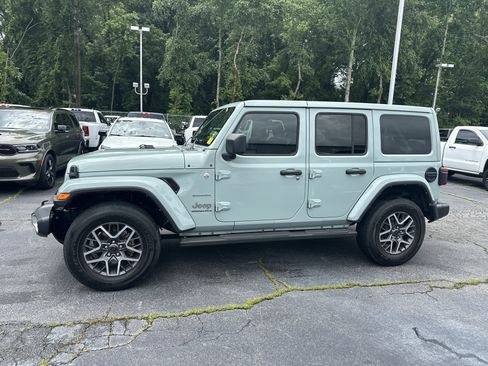 Used 2024 Jeep Wrangler Unlimited Sahara w/ Technology Group AWD/4WD image 6