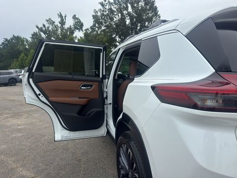 Used 2025 Nissan Rogue Platinum w/ Platinum Premium Package FWD image 18
