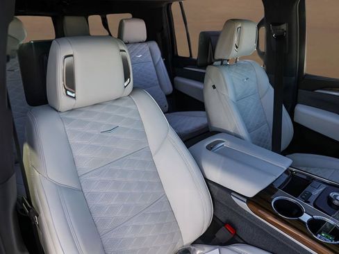 Certified 2025 Cadillac Escalade ESV Sport Platinum image 31