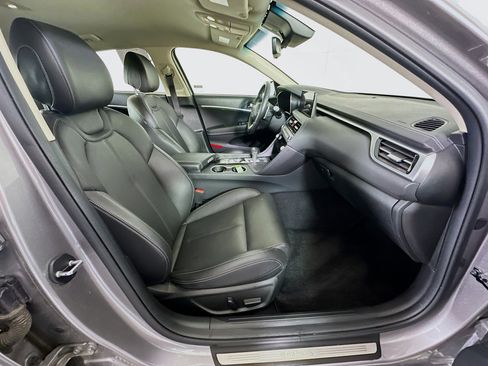 Used 2025 Genesis G70 2.5T image 30