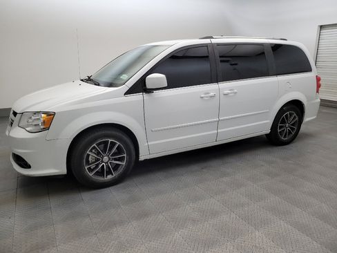 Used 2017 Dodge Grand Caravan SXT FWD image 2