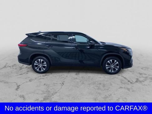 Used 2022 Toyota Highlander XLE image 2