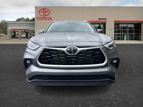 Used 2020 Toyota Highlander XLE AWD/4WD image 25
