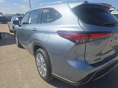 Used 2023 Toyota Highlander Limited FWD image 8