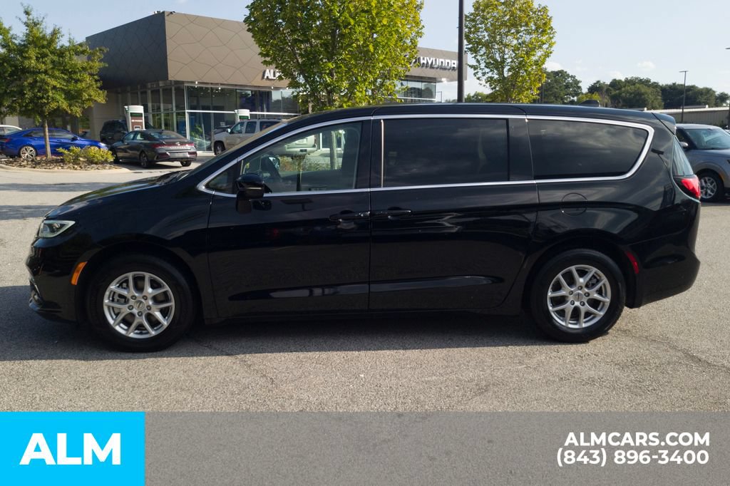 Used 2024 Chrysler Pacifica Touring-L FWD image 11