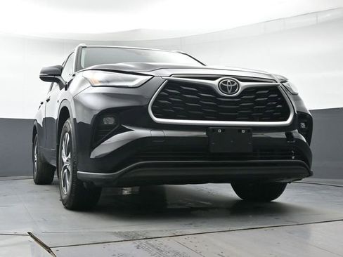 Used 2023 Toyota Highlander XLE AWD/4WD image 35