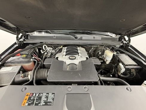 Used 2020 Cadillac Escalade Luxury w/ Escalade Sport Edition image 38