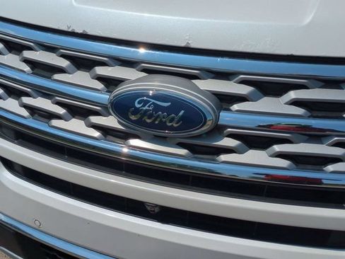 Used 2018 Ford Explorer Limited w/ Equipment Group 301A AWD/4WD image 39
