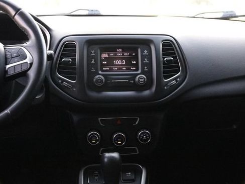 Used 2018 Jeep Compass Latitude FWD image 23