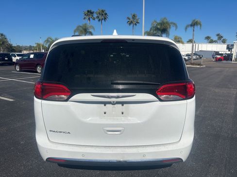 Used 2017 Chrysler Pacifica Touring-L image 6