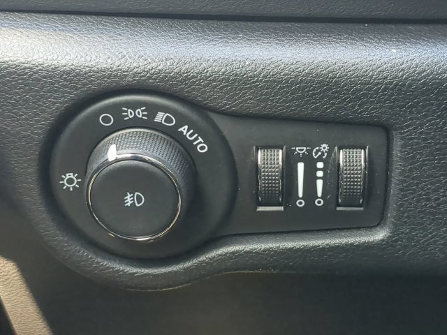 Certified 2025 Chrysler Pacifica Select FWD image 29