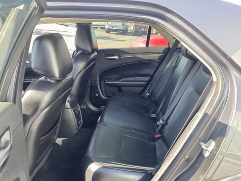 Used 2019 Chrysler 300 Limited RWD image 18