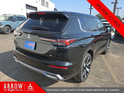 New 2025 Mitsubishi Outlander SE image 12