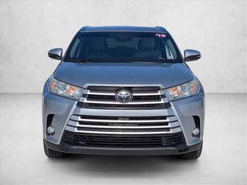 Used 2019 Toyota Highlander XLE FWD image 2