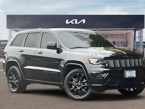 Used 2021 Jeep Grand Cherokee Laredo X image 2