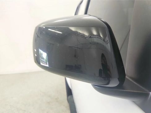 Used 2021 Nissan Frontier SV w/ Midnight Edition Floor Mats AWD/4WD image 18