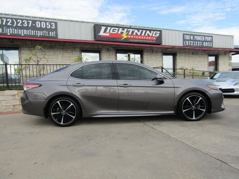 Used 2018 Toyota Camry XSE image 5