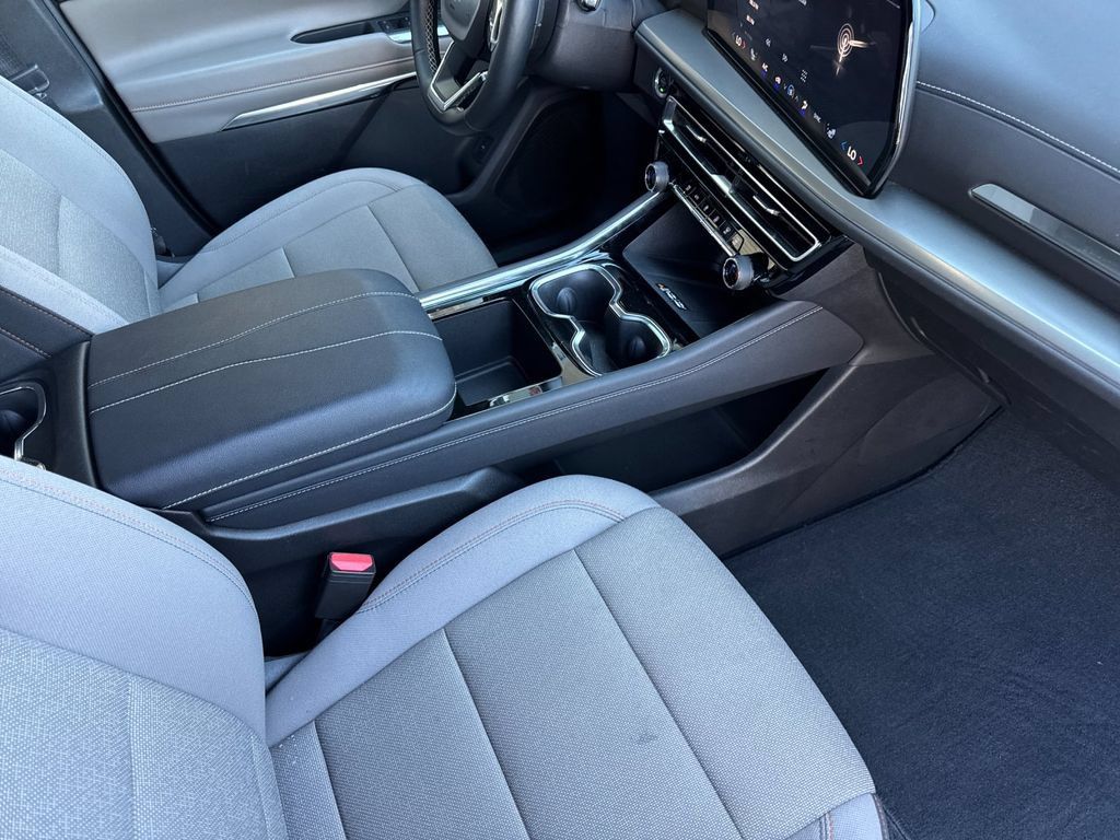 Used 2025 Chevrolet Traverse LT AWD/4WD image 18