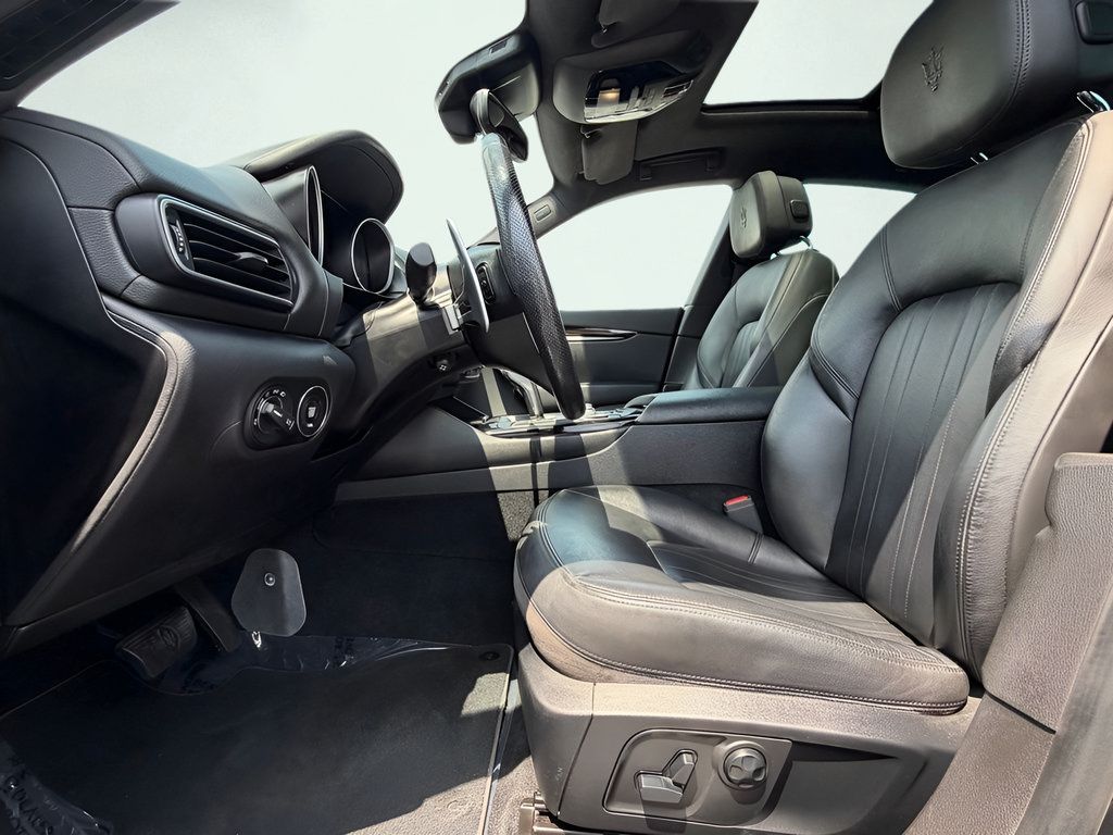 Used 2020 Maserati Levante AWD/4WD image 16