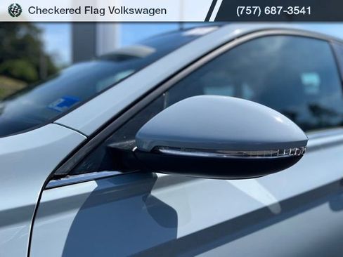 Used 2025 Volkswagen Jetta SEL FWD image 3