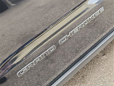 Used 2017 Jeep Grand Cherokee Limited image 30