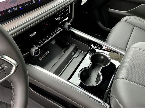 New 2025 Chevrolet Suburban Premier image 8