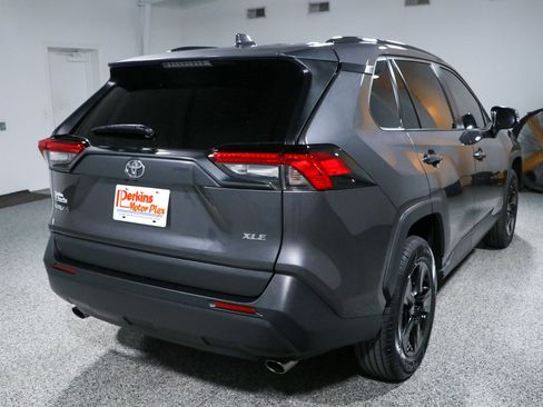 Used 2021 Toyota RAV4 XLE w/ Convenience Package FWD image 7