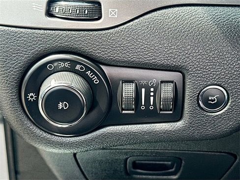 Used 2019 Jeep Cherokee Limited image 10