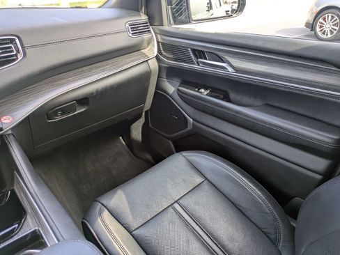 Used 2024 Jeep Wagoneer L Series II w/ Flexible Seating Group RWD image 12