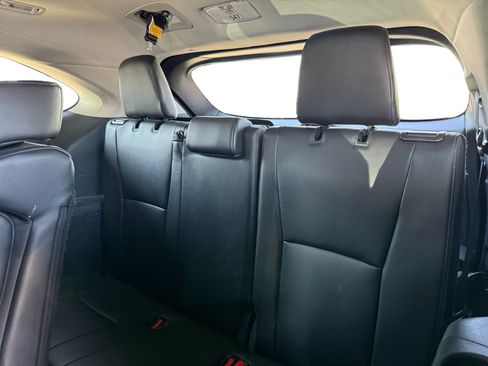 Used 2024 Toyota Highlander Limited FWD image 13