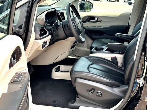 Used 2024 Chrysler Pacifica Touring-L FWD image 10