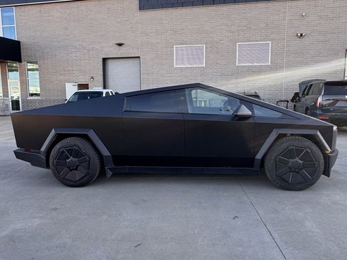 Used 2024 Tesla Cybertruck AWD Crew Cab image 9