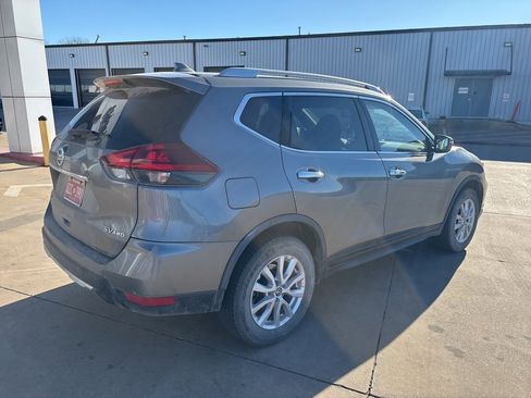 Used 2018 Nissan Rogue SV image 5
