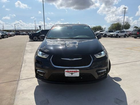 Used 2025 Chrysler Pacifica Select FWD image 2