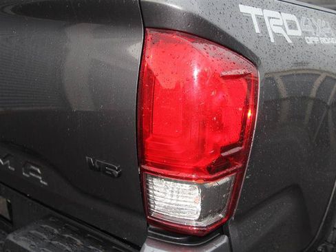 Used 2016 Toyota Tacoma TRD Off-Road w/ Premium & Technology Package AWD/4WD image 10