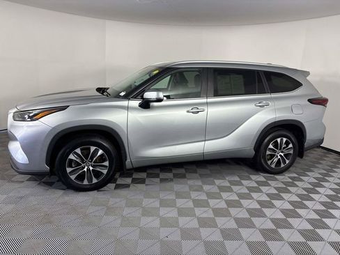 Used 2024 Toyota Highlander XLE AWD/4WD image 5