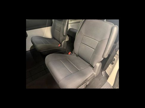Used 2010 Dodge Grand Caravan SXT w/ Entertainment Group 2 FWD image 17