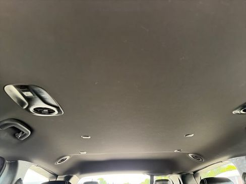 Used 2025 Chrysler Pacifica Select FWD image 24