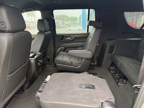 Used 2025 GMC Yukon XL Denali AWD/4WD image 7