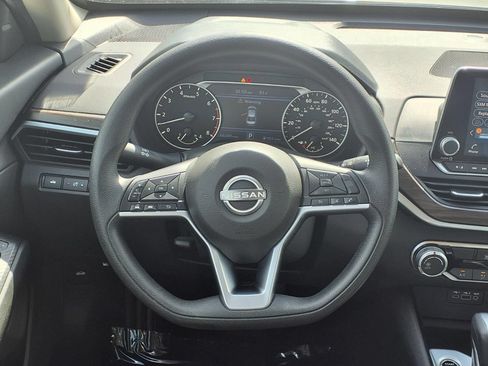 Used 2024 Nissan Altima 2.5 SV FWD image 13