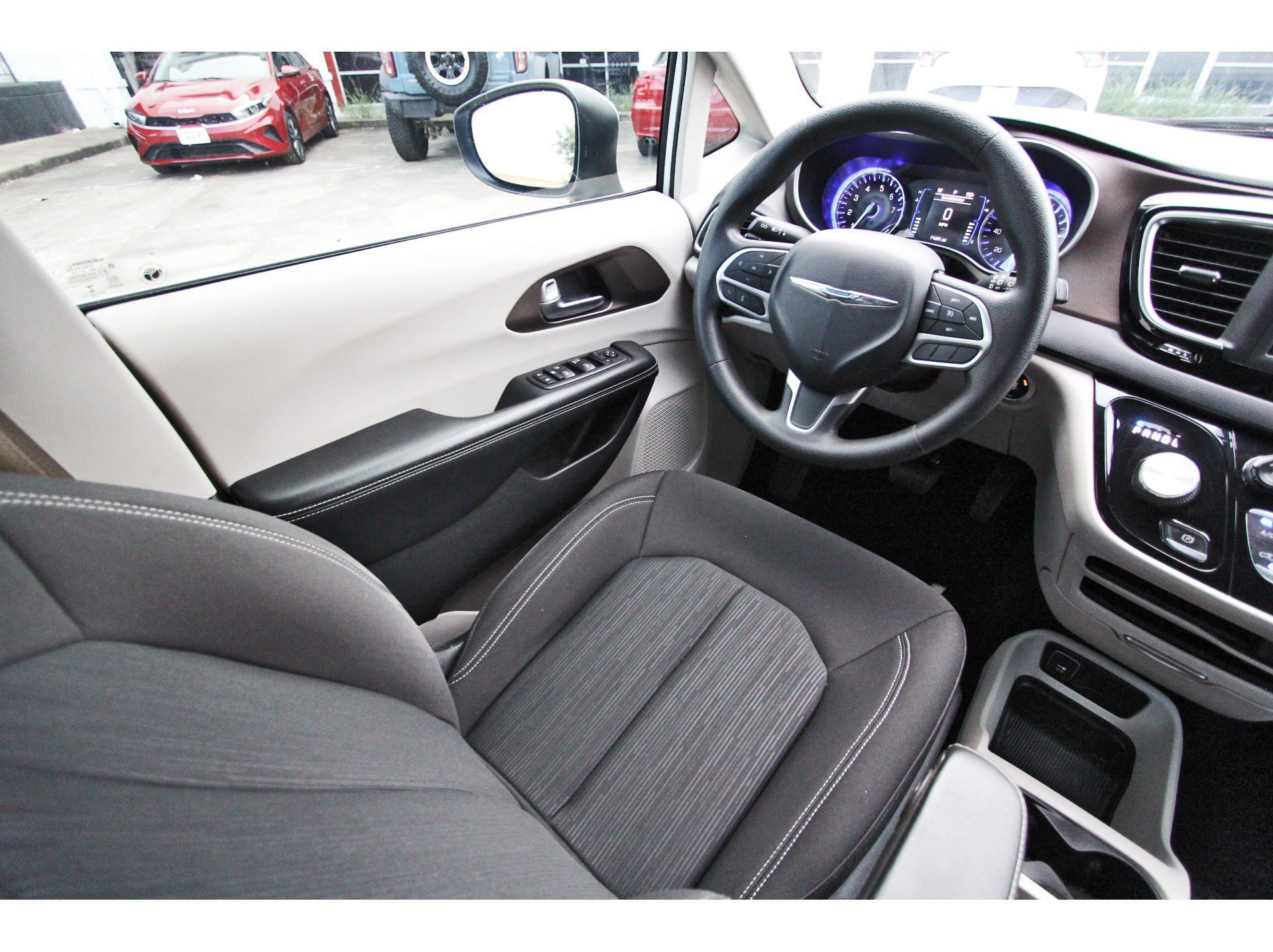 Used 2020 Chrysler Voyager L FWD image 12