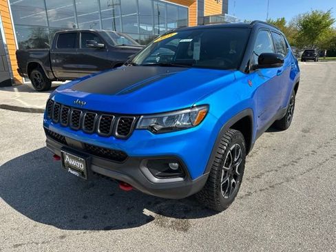 Used 2025 Jeep Compass Trailhawk AWD/4WD image 2