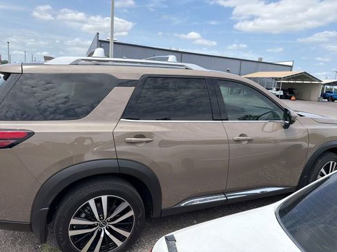 Used 2024 Nissan Pathfinder Platinum FWD image 6