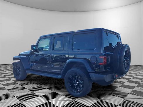 Used 2025 Jeep Wrangler Sahara image 7