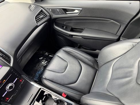 Used 2019 Ford Edge Titanium image 17