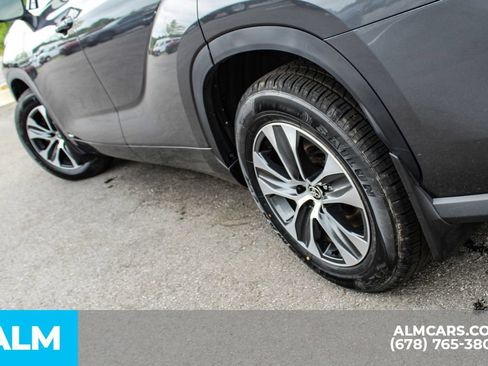 Used 2025 Toyota Highlander XLE AWD/4WD image 14