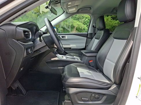 Used 2023 Ford Explorer XLT w/ Equipment Group 202A AWD/4WD image 15