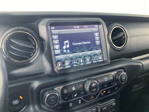 Used 2021 Jeep Gladiator Overland AWD/4WD image 4