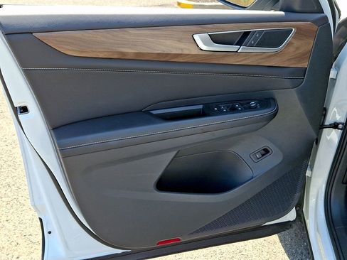 Certified 2025 Volkswagen Atlas SE image 12