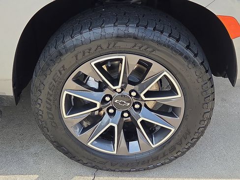 Used 2024 Chevrolet Suburban Z71 w/ Luxury Package AWD/4WD image 7